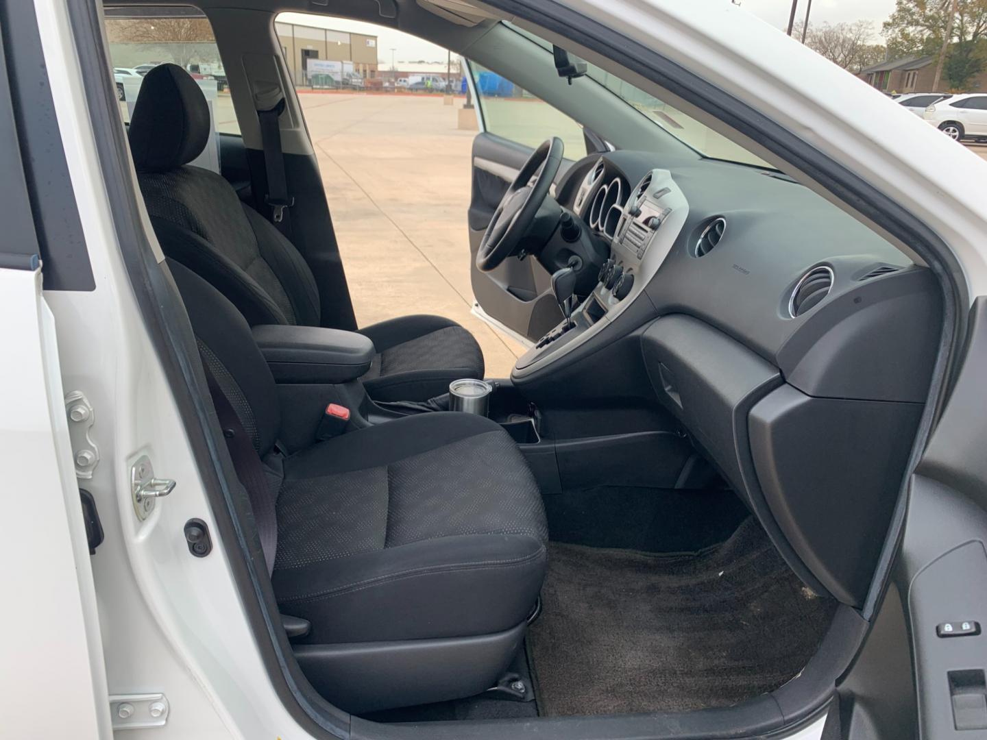 2009 white /black Pontiac Vibe 2.4L (5Y2SP67059Z) with an 2.4L L4 DOHC 16V engine, 4-Speed Automatic Overdrive transmission, located at 14700 Tomball Parkway 249, Houston, TX, 77086, (281) 444-2200, 29.928619, -95.504074 - Photo#11